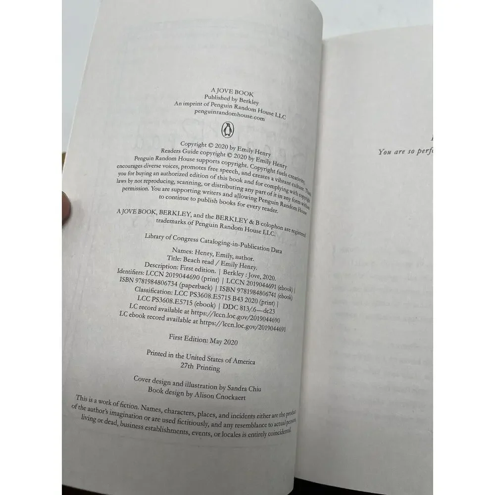 Beach‎ Read by Emily Henry 2020 Trade Paperback Book